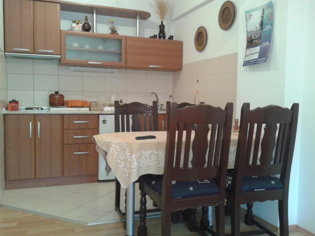 Lazo's Apartments - Two-Bedroom Apartment