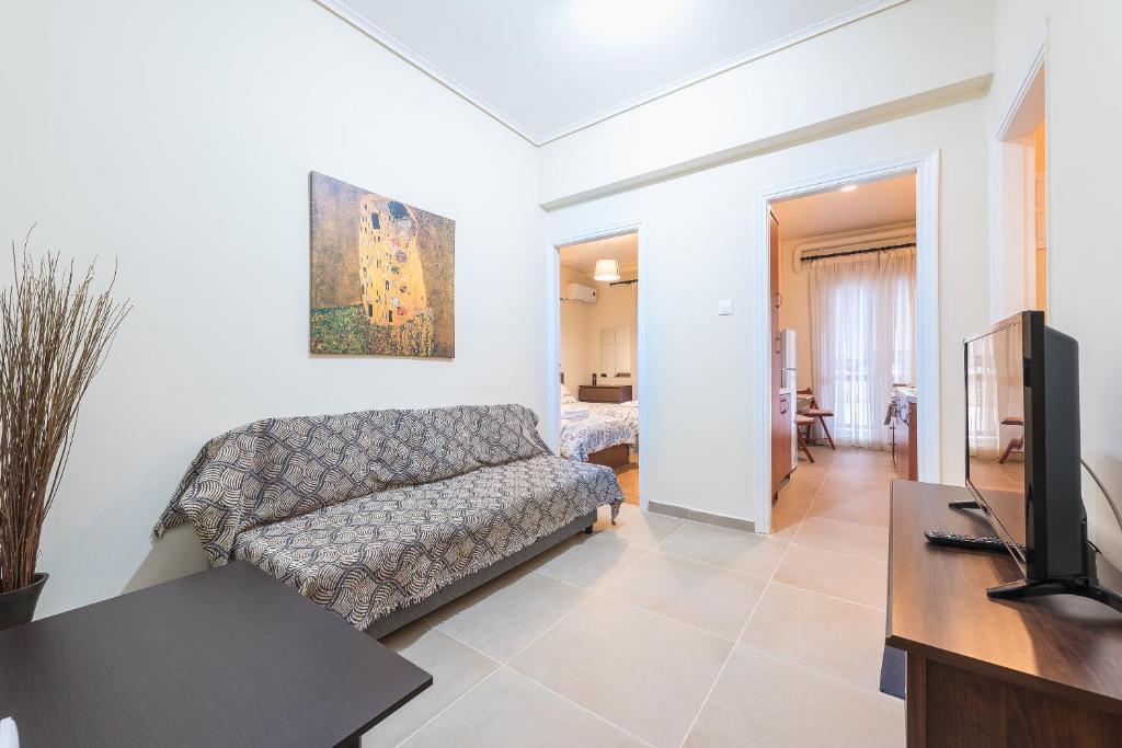 Televízia a/alebo spoločenská miestnosť v ubytovaní Cozy Apt by near Acropolis Museum Walk Everywhere