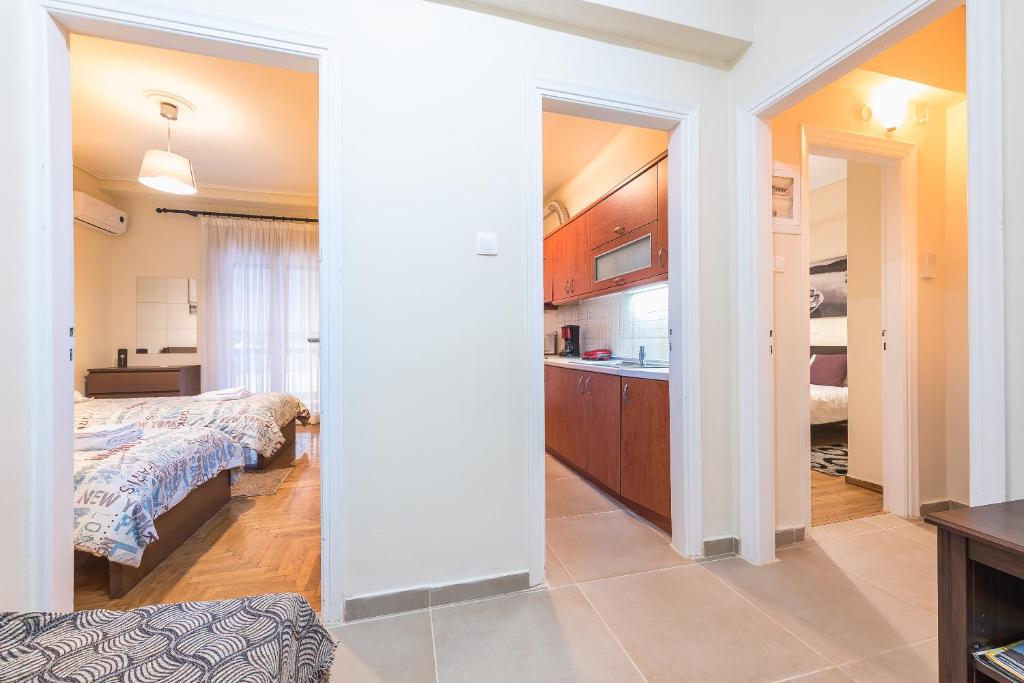 Posteľ alebo postele v izbe v ubytovaní Cozy Apt by near Acropolis Museum Walk Everywhere