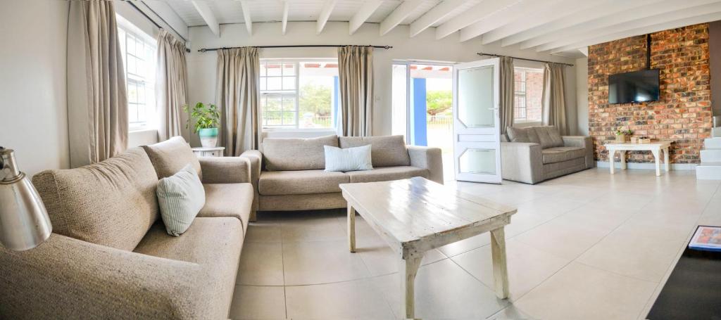 een woonkamer met banken en een salontafel bij Adventure House - Colchester - 5km from Elephant Park in Colchester