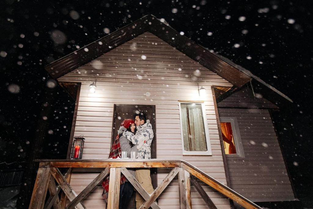 ウトゥリクにあるTayozhnoe lukoshkoの雪の家の玄関に立つ花嫁