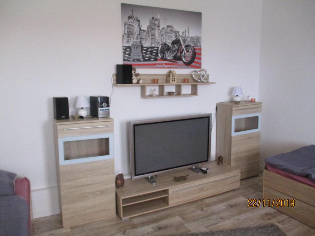 En tv och/eller ett underhållningssystem på Ganze moderne3 Zimmer Monteurs oder Ferienwohnung