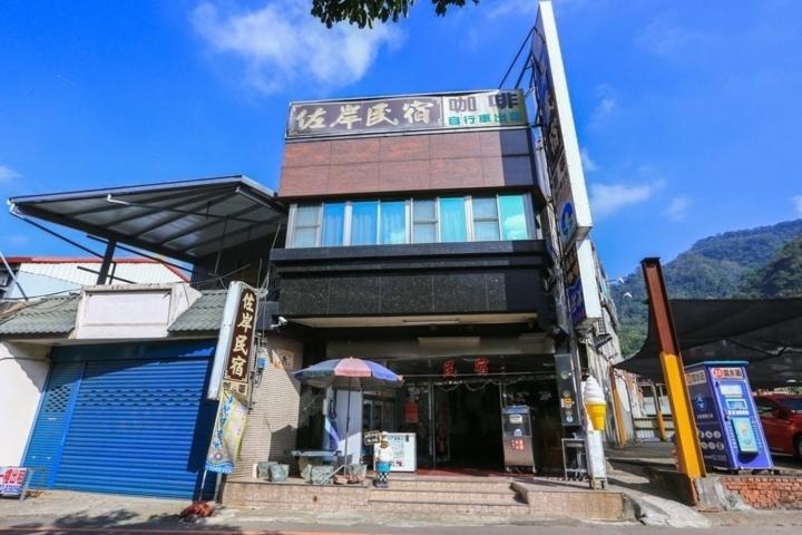 un edificio con un cartel encima en Zuo An Homestay en Hengshan