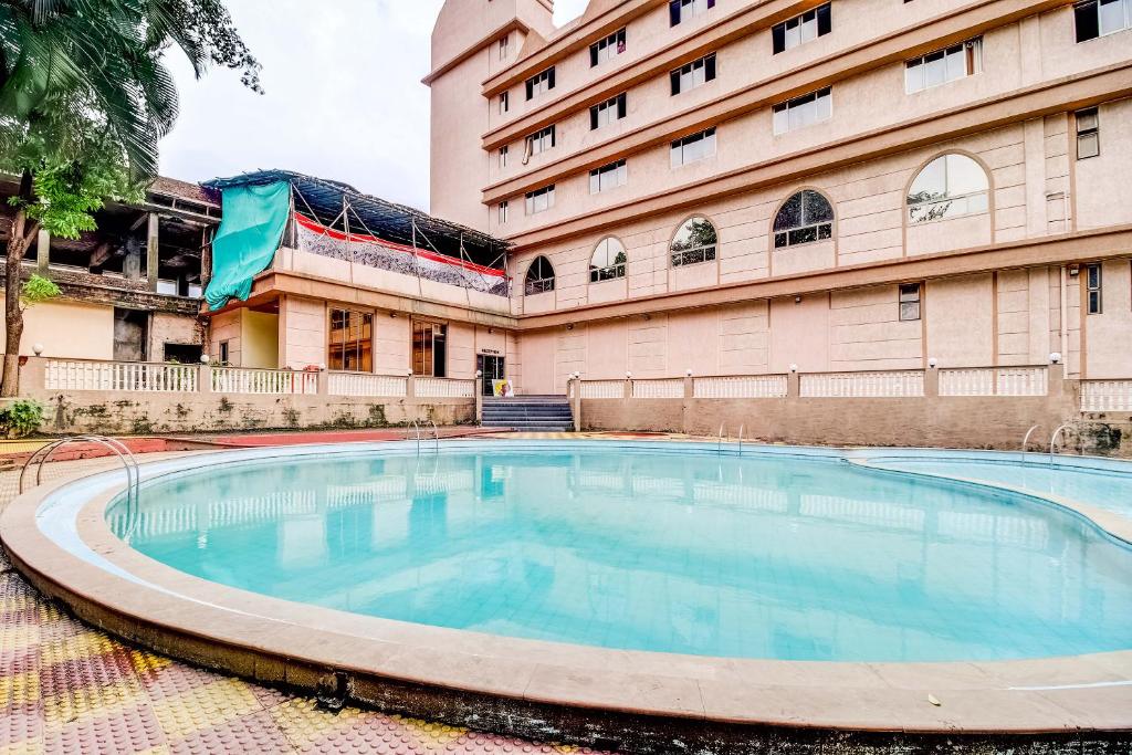 Bazén v ubytování Dhuri Resort nebo v jeho okolí