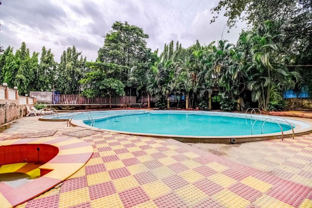 Bazén v ubytování Dhuri Resort nebo v jeho okolí