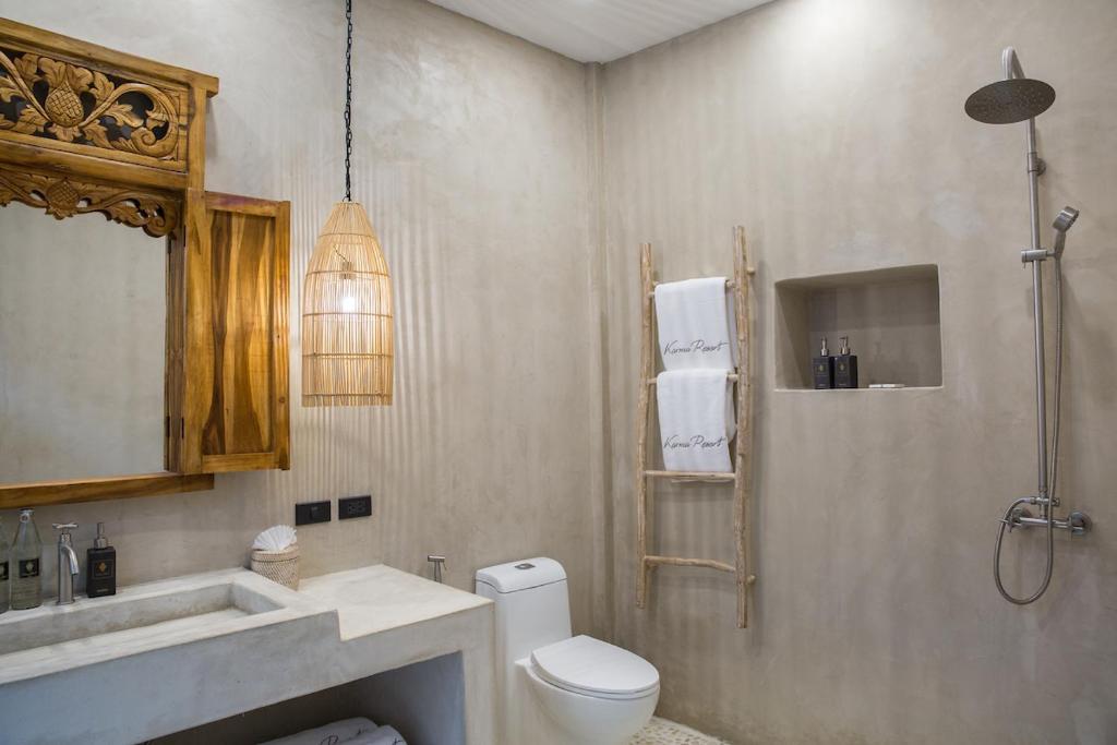 Koupelna v ubytování Karma Resort