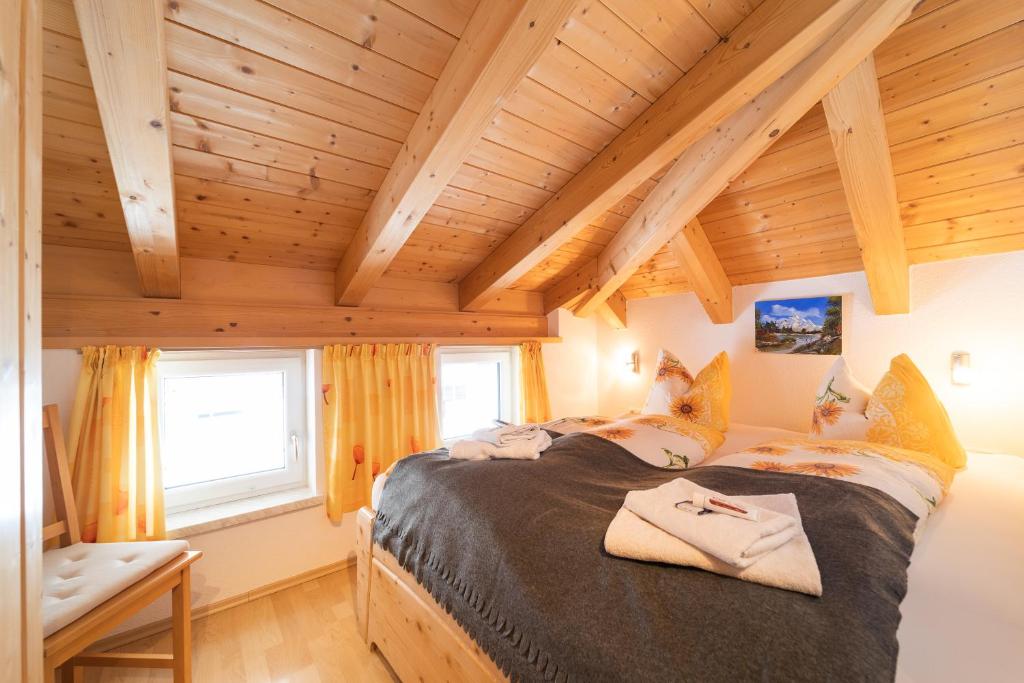 ein Schlafzimmer mit einem großen Bett in einer Hütte in der Unterkunft Ferienhaus Gundi in Pettneu am Arlberg