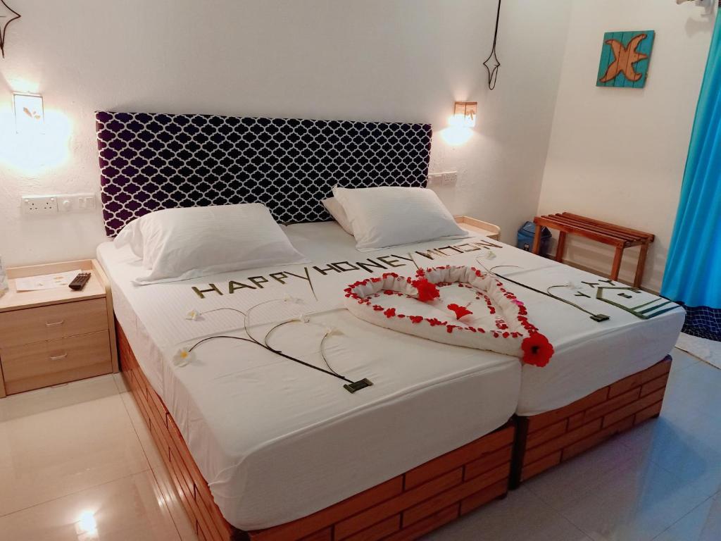 Postel nebo postele na pokoji v ubytování Dream Inn Sun Beach Hotel Maldives