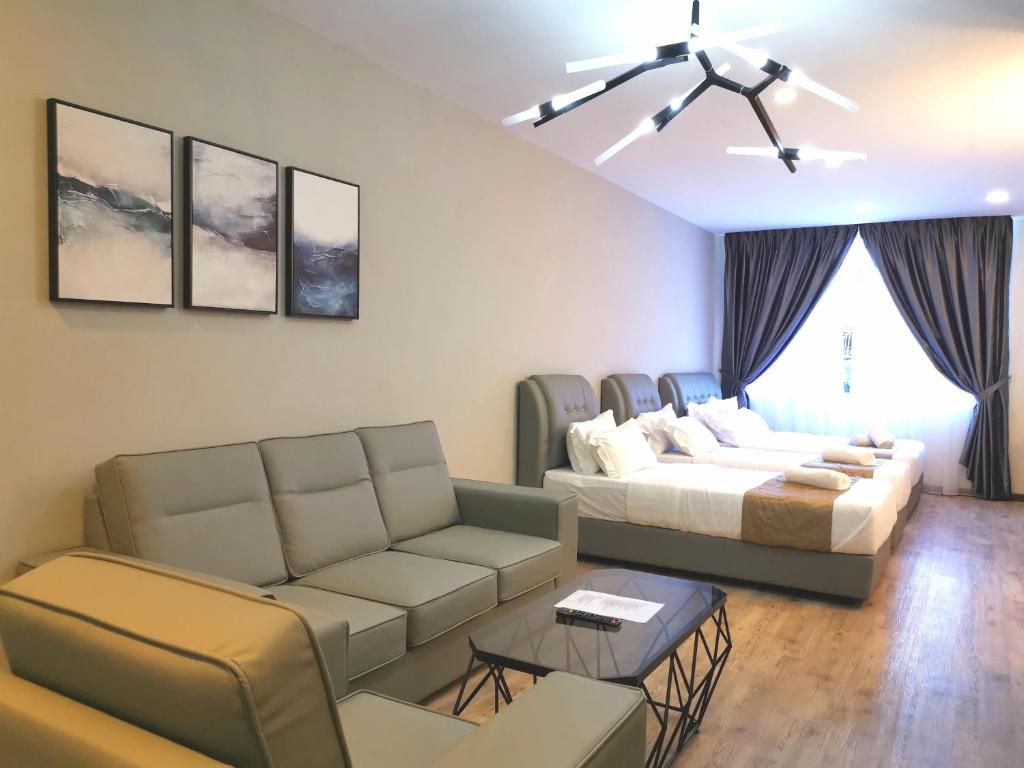 sala de estar con sofá y cama en HotSpot @ City Centre by SSVC, en Kota Kinabalu