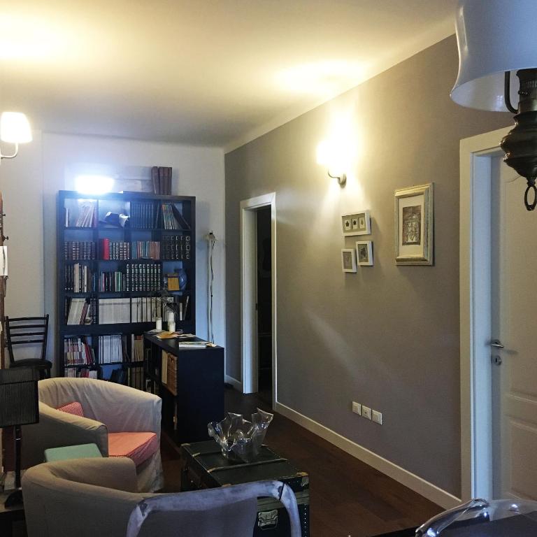 salon z kanapą i półką na książki w obiekcie A casa di Nat w mieście Modena