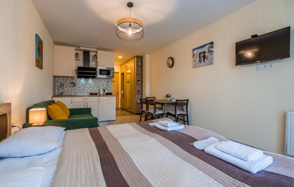 Postel nebo postele na pokoji v ubytování New Gudauri Block 4, Gondola apartment
