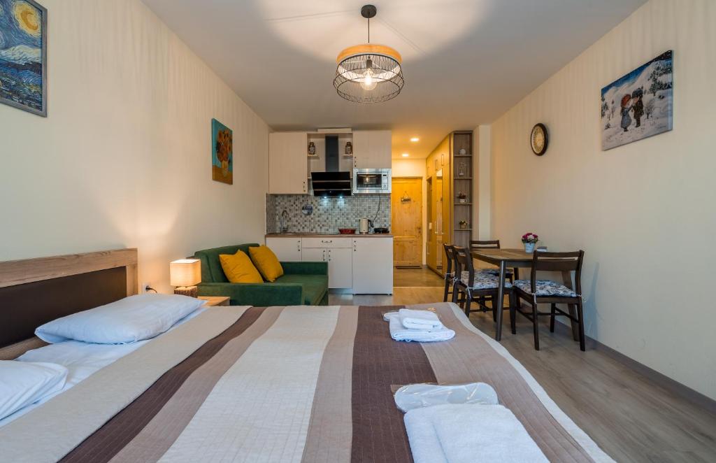 Postel nebo postele na pokoji v ubytování New Gudauri Block 4, Gondola apartment
