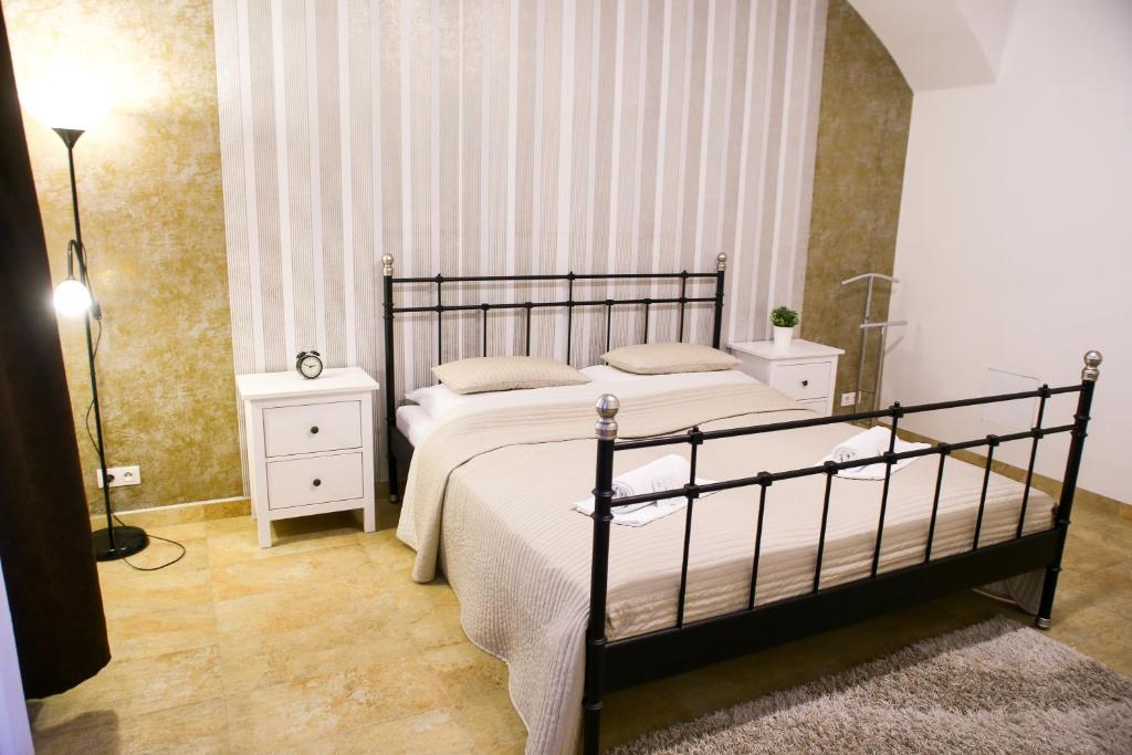 Postel nebo postele na pokoji v ubytování Stefania Apartment Centre