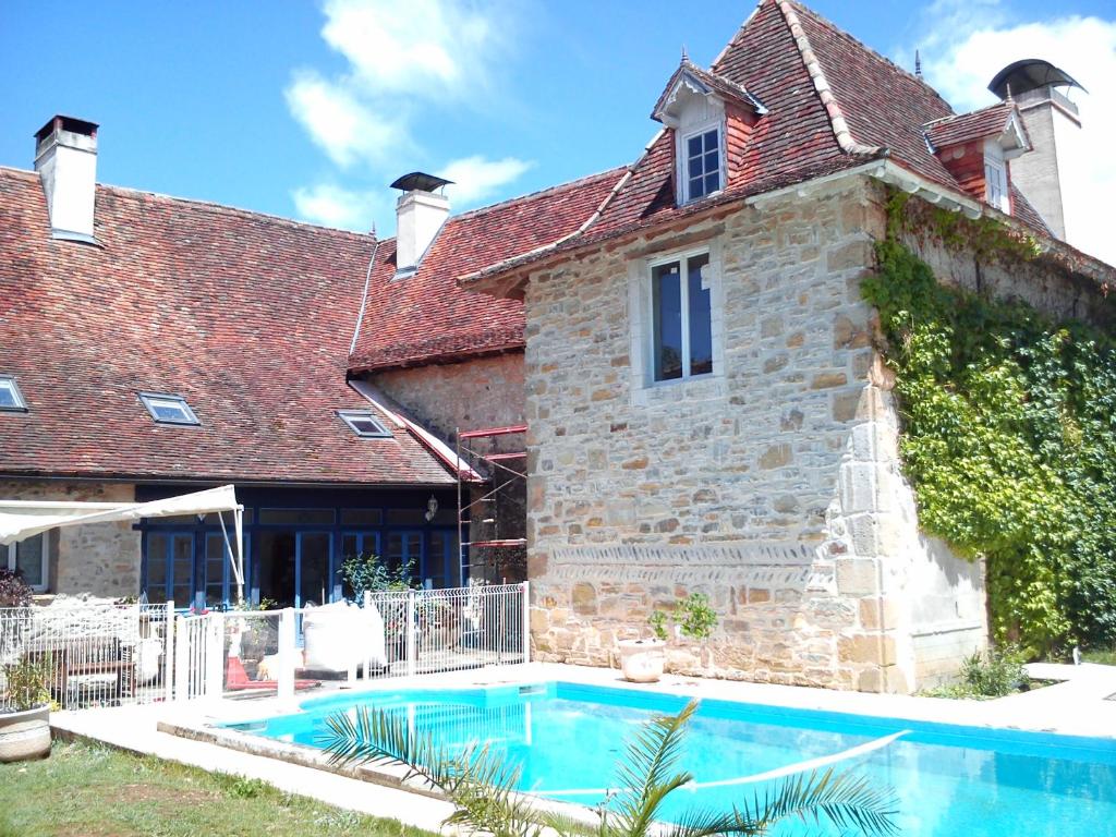 a house with a swimming pool in front of it at Gite de 6 à 14 pers avec Piscine-Jacuzzi- Salle des fêtes in Bastanès