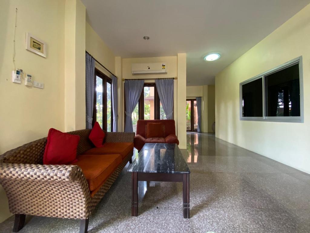 TV a/nebo společenská místnost v ubytování Yuwadee Resort