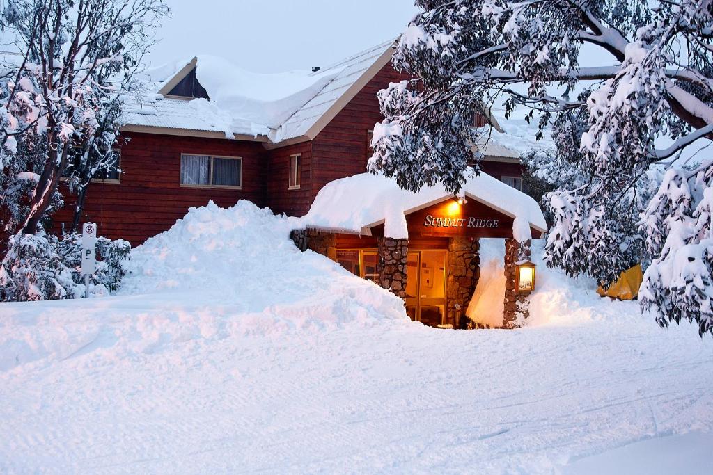 Summit Ridge Alpine Lodge зимой