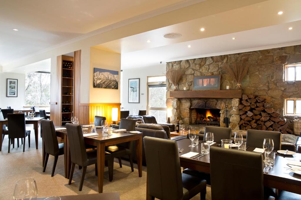 Гостиная зона в Summit Ridge Alpine Lodge