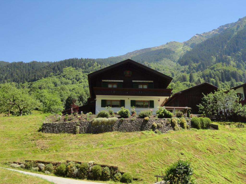 una casa en la cima de una colina en Andreas Imkerhus, en Schruns