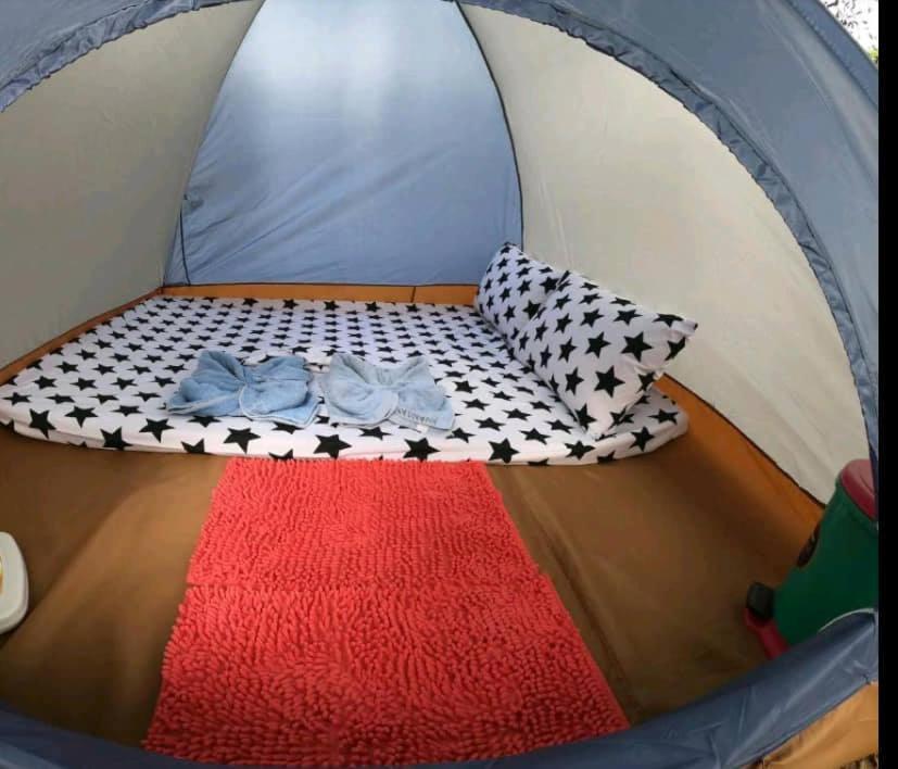 Ένα ή περισσότερα κρεβάτια σε δωμάτιο στο Antipolo Rizal -Tent Site-Forest Camp Adventure-with Hike & Climb