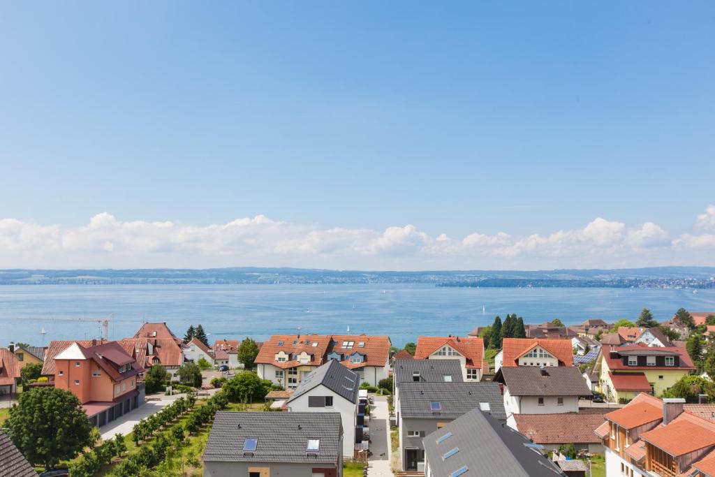 Blick auf eine Stadt mit Häusern und Wasser in der Unterkunft Barbarossa 3Zimmer 100m2 bis zu 7 Personen in Meersburg