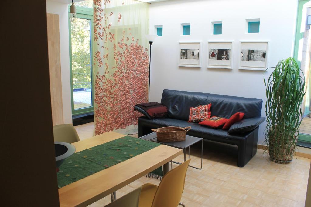 ein Wohnzimmer mit einem Sofa und einem Tisch in der Unterkunft Beau Reg'Art in Hasselt