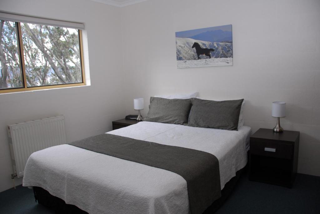 Кровать или кровати в номере Summit Ridge Alpine Lodge