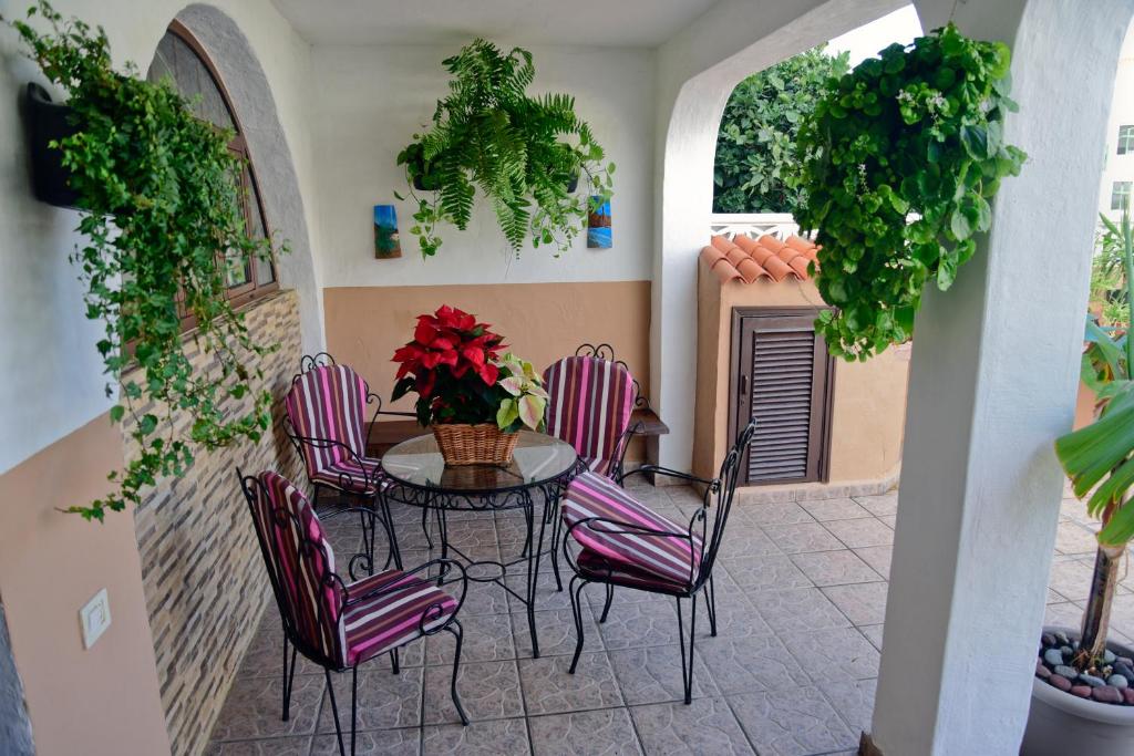 a patio with a table and chairs and plants at Lagaete Duplex in Agaete