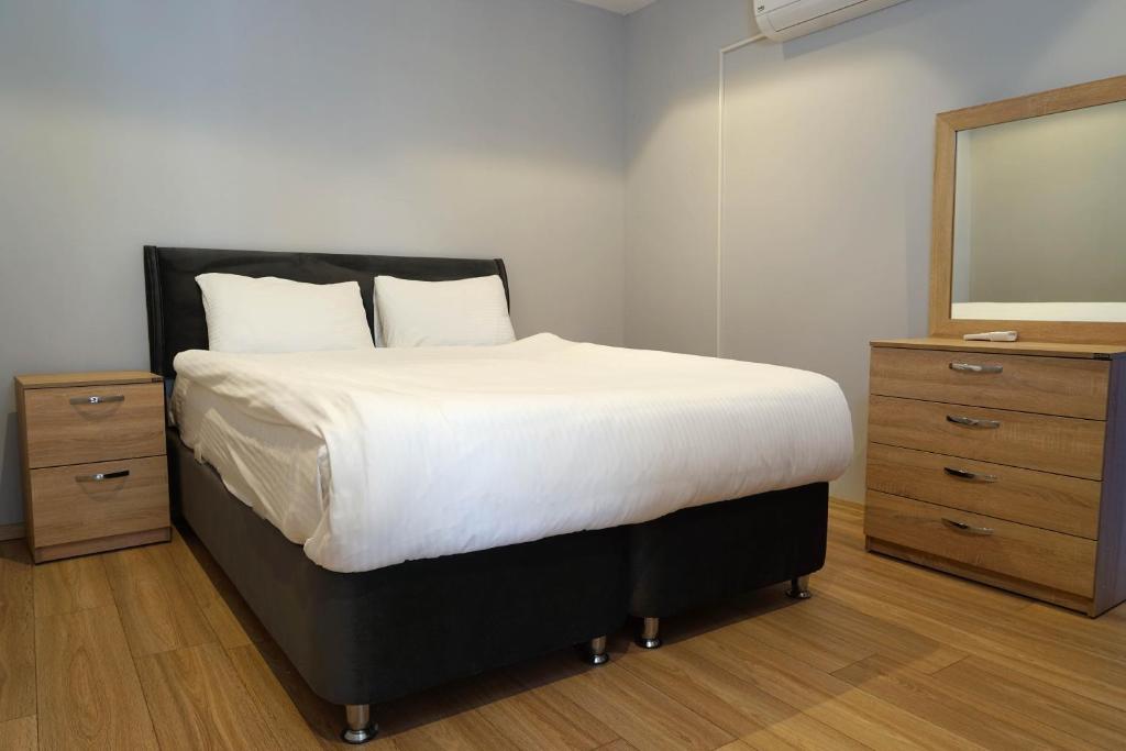 Postel nebo postele na pokoji v ubytování MENE SUITES
