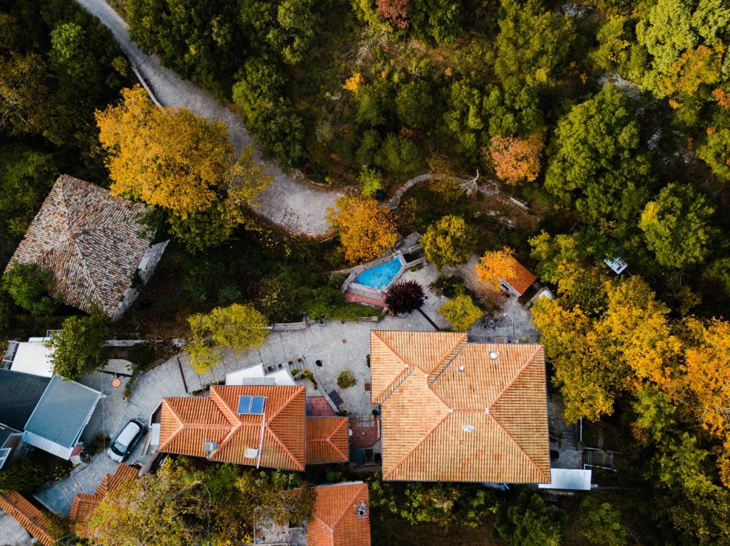 una vista aérea de una casa con techo en Viraggas Traditional hotel, en Vrástama