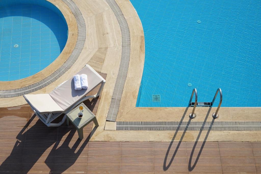 Bazén v ubytování MENE SUITES nebo v jeho okolí