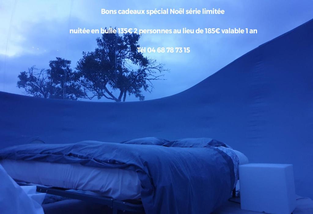 Dormitorio con cama con árbol en el fondo en Relais de l'alsou- piscine, en Labastide-en-Val