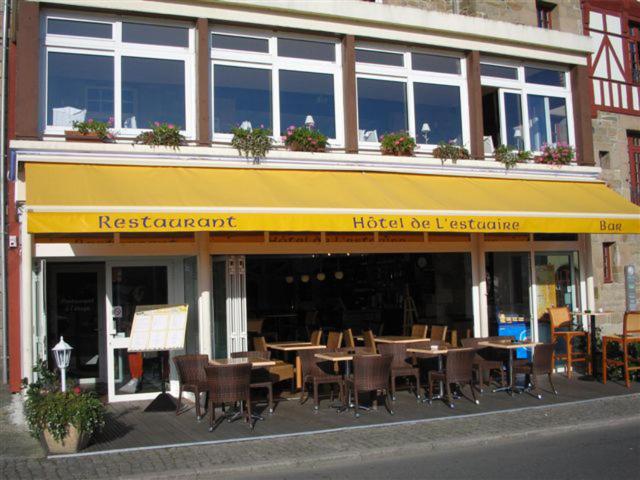 un restaurante con mesas y sillas fuera de un edificio en Rest'à Flots, en Tréguier
