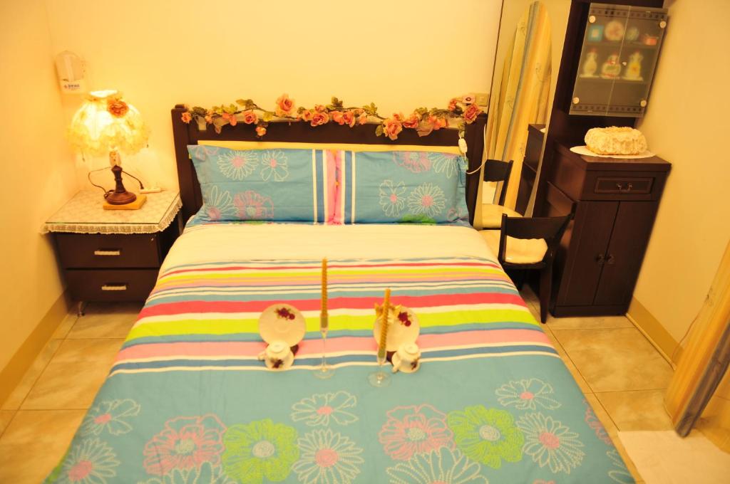 a bedroom with a bed with two stuffed animals on it at Relax heart B&amp;B in Dongshan