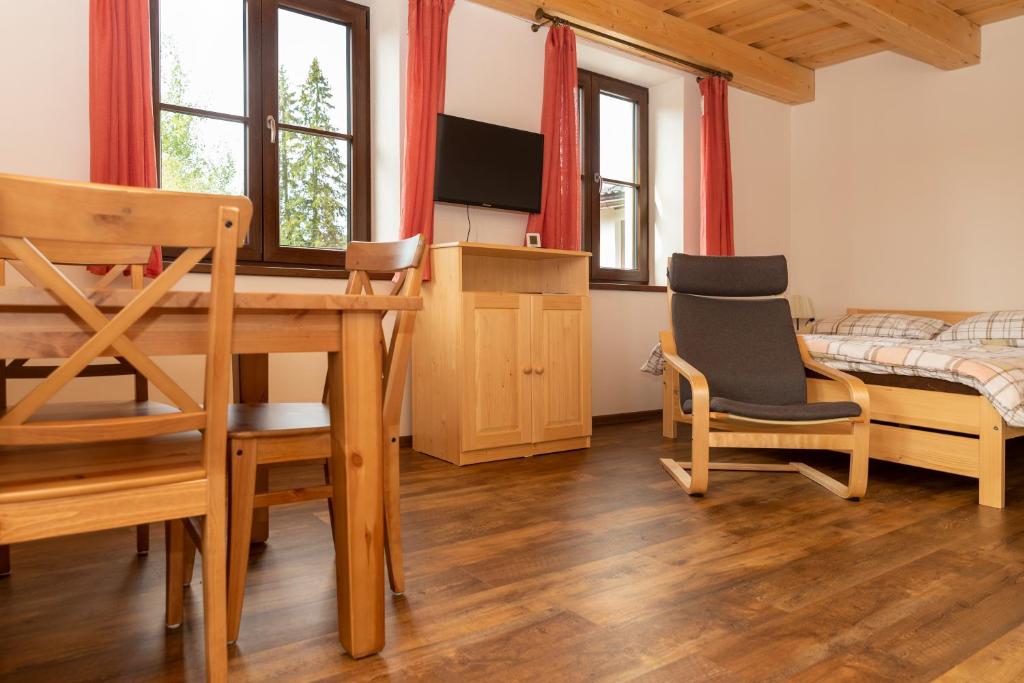 TV a/nebo společenská místnost v ubytování Apartmány Verunka