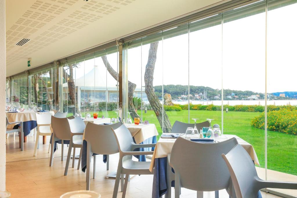 Uitzicht op een rivier vlak bij het hotel