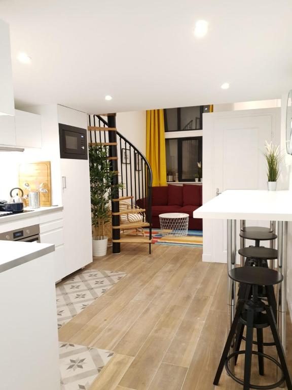 d'une cuisine et d'un salon avec des placards blancs et une table. dans l'établissement Loft Luxe Liberté 2, à Marseille