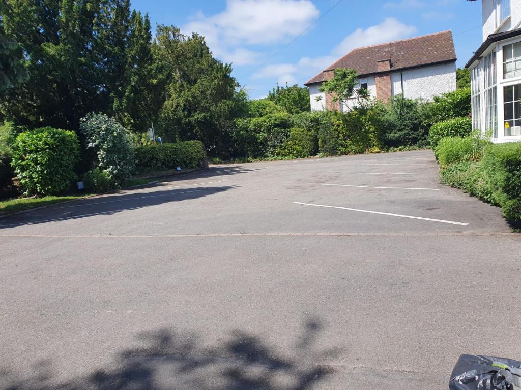 um parque de estacionamento vazio em frente a uma casa em Charnwood Regency Guest House em Loughborough