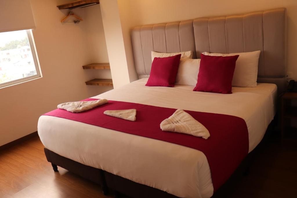 Postel nebo postele na pokoji v ubytování Hotel Bogota DC