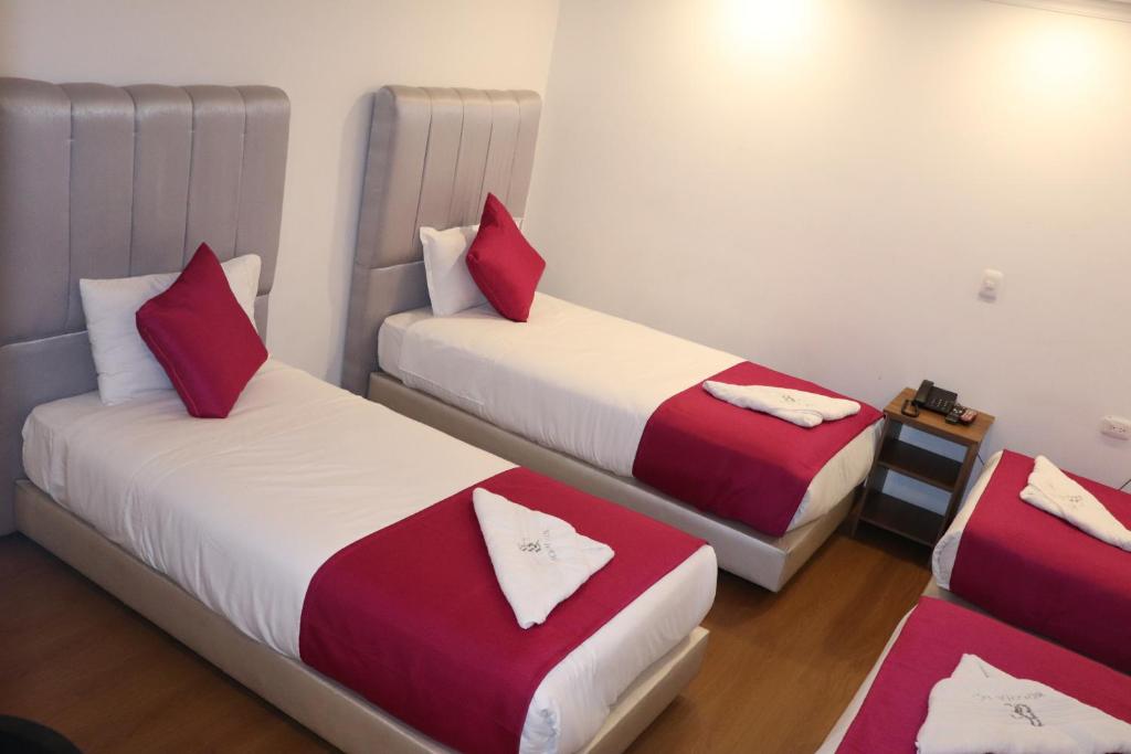 Postel nebo postele na pokoji v ubytování Hotel Bogota DC