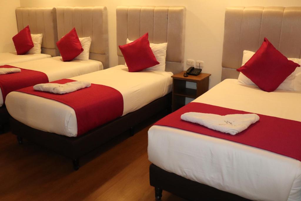 Postel nebo postele na pokoji v ubytování Hotel Bogota DC