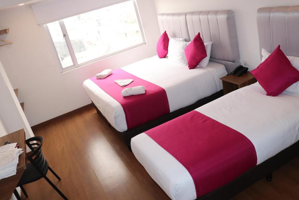 Postel nebo postele na pokoji v ubytování Hotel Bogota DC