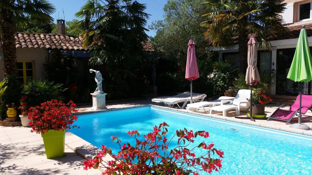 Bazén v ubytování L'Hermine Occitane B&B nebo v jeho okolí