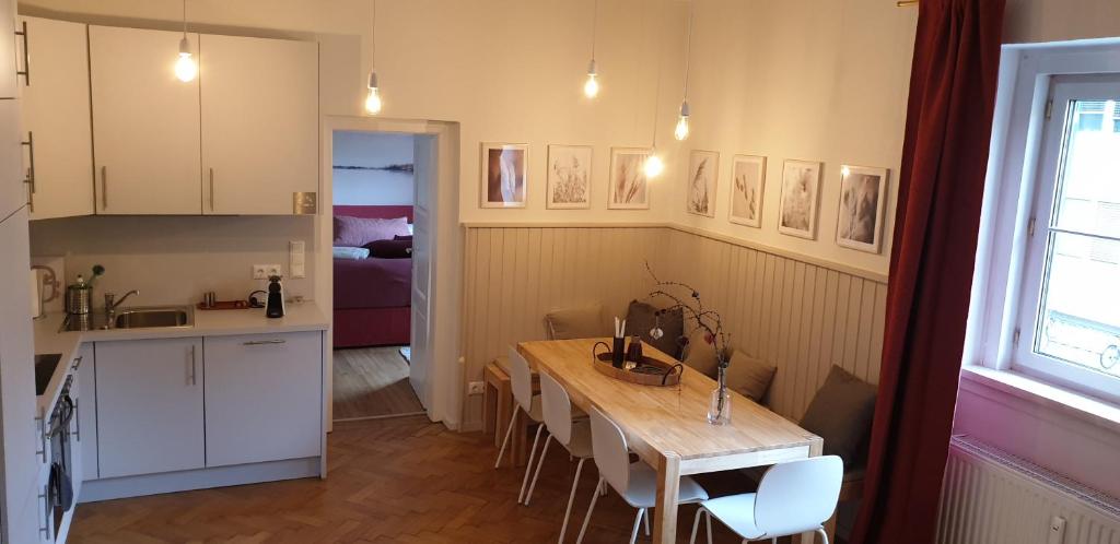 een keuken en eetkamer met een tafel en stoelen bij Red flat by GrazRentals direct by University & free parking in Graz