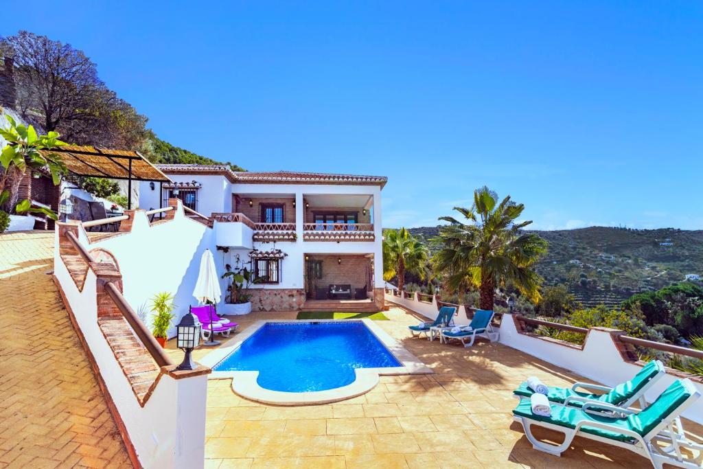 ein Bild einer Villa mit einem Pool in der Unterkunft Holiday Home El Encinar in Alcaucín