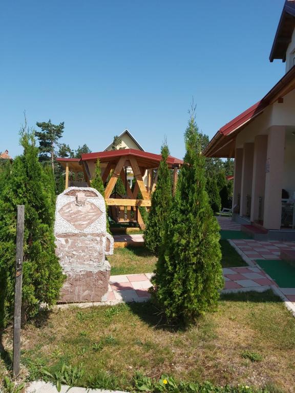 Um jardim no exterior de Vila Jelena Divčibare