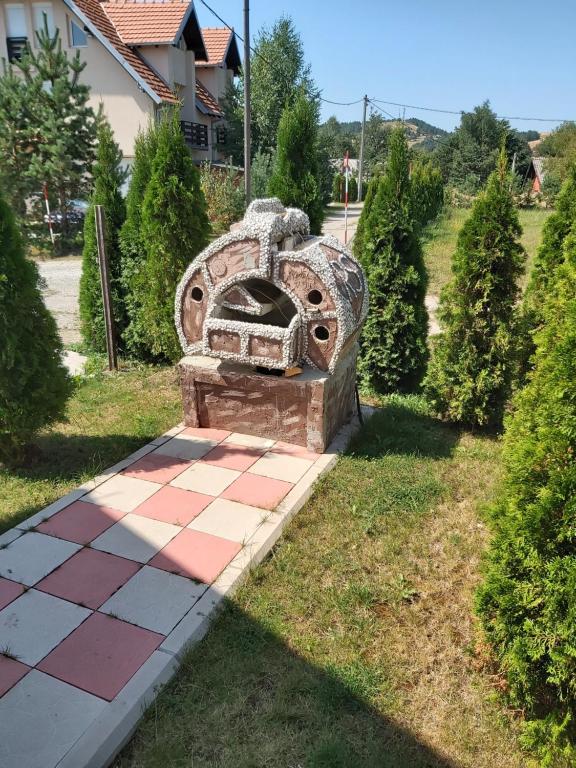 Um jardim no exterior de Vila Jelena Divčibare