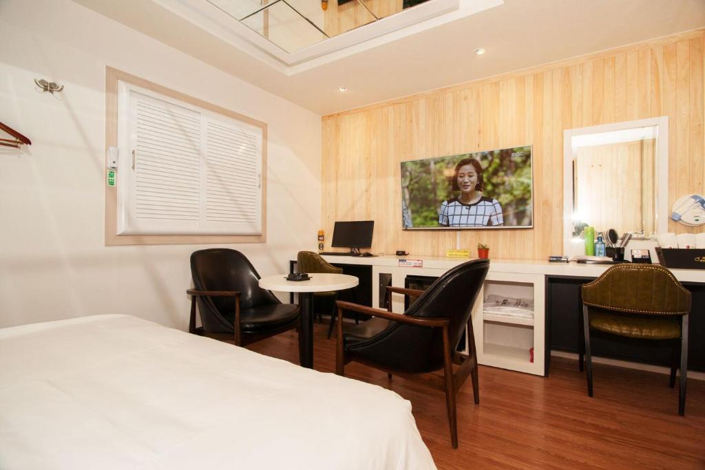 TV a/nebo společenská místnost v ubytování Apple Drive-in Hotel