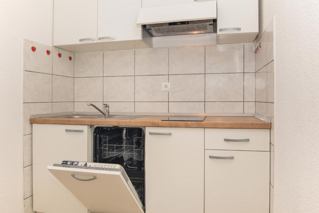 Kuchyň nebo kuchyňský kout v ubytování Apartments Vjeko
