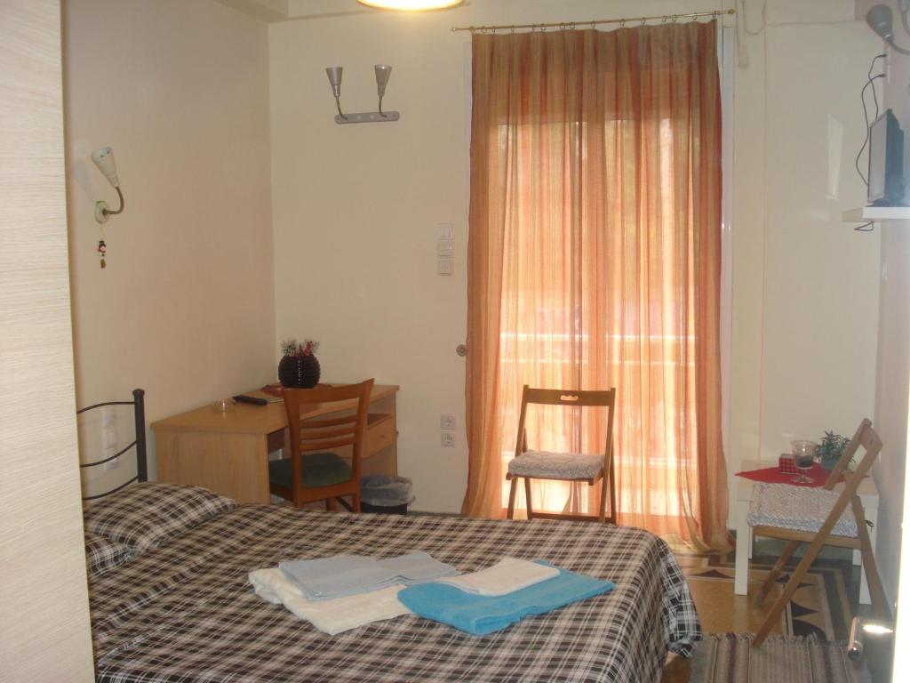 sypialnia z łóżkiem i dwoma ręcznikami na nim w obiekcie Apartment city center w mieście Patras