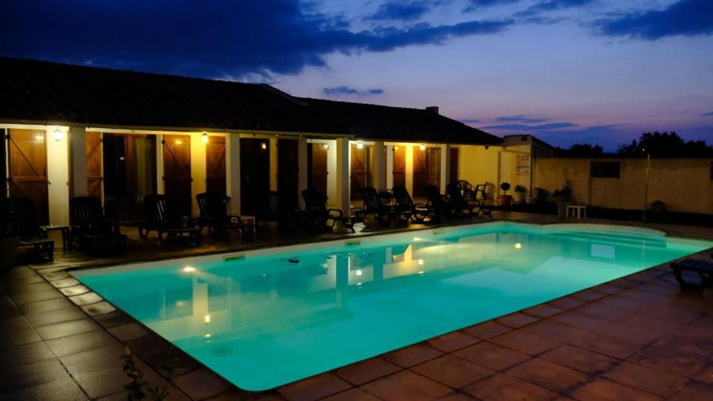 Bazén v ubytování Auberge de la Fadaise nebo v jeho okolí